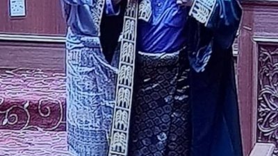 莫哈末沙努西（左）为佐哈里武勒披上议长袍，正式出任新议长。