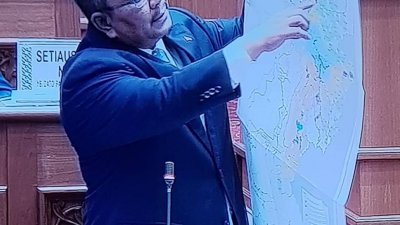 沙努西在州议会出示乌鲁慕达森林保留地的地图。