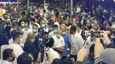 敦马哈迪（中白衣）抵达讲座现场，受到支持者夹道迎接。