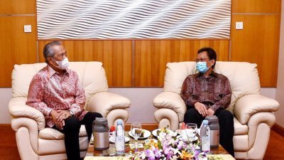 慕尤丁（左）到沙巴进行2天访问，并在亚庇国际机场，与沙菲益进行了15分钟的密谈。
