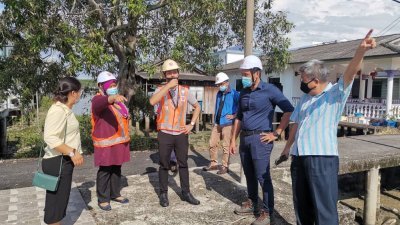 马华丹绒比艾区国会议员服务团队成员，与国能职员一同到龟咯寻找合适的地点来兴建一座新的变电站。