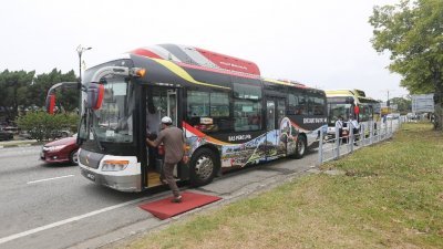 免费巴士服务获得市民善用，因此建议森州政府扩大免费巴士服务的范围及衔接到旅游景点。