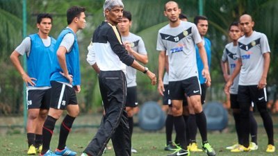 汶莱足总与前大马国家足球队主帅K-拉惹戈巴（左3）签约2年。