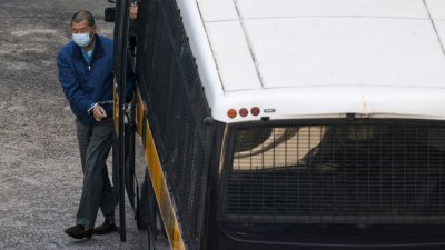 被拒保释的壹传媒创办人黎智英步出囚车，押抵荔枝角收押所。（图取自路透社）