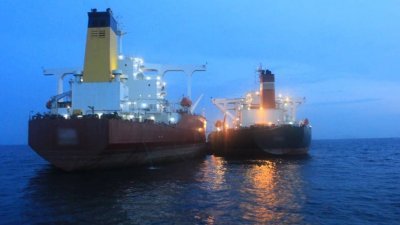 两艘油槽船在我国海域非法停泊和进行船对船输送燃油活动，分别被判7万5000令吉和6万5000令吉罚款。