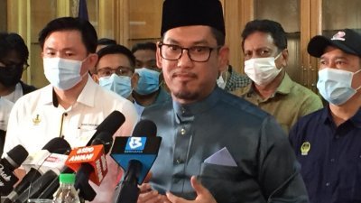 阿末费沙宣布他已觐见霹雳州苏丹纳斯林沙，并呈上辞职信，正式辞去霹雳州大臣职位。