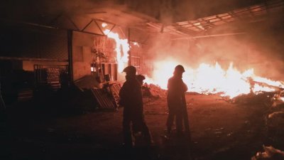 消拯员到场灌救时，工厂40%面积已被烧毁。