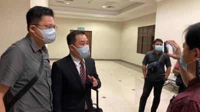 萧俊仁（右）及行动党都赖州议员邹宇晖在法官展延裁决劳勿无地契榴梿农民申请司法审核案件后，向媒体发言。