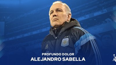 在马拉多纳离世后不足半个月，阿根廷足坛再传噩耗。2014年率领阿根廷闯进世界杯决赛的66岁老帅萨贝拉（图），于当地时间周二午后逝世。