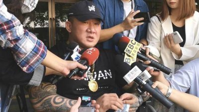 馆长陈之汉赴台北地院开庭，枪击案后首在公开场合露面。
