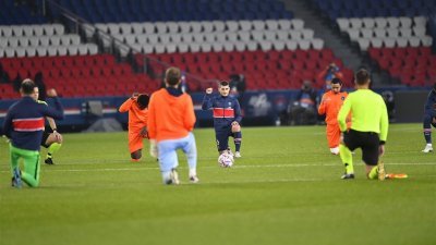 赛前巴黎圣日曼和巴萨克塞尔双方球员，和欧足总裁判组都握拳单膝跪在草坪上，表达反对种族歧视的立场。
