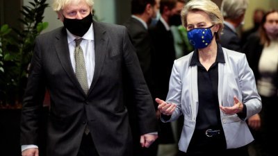 欧盟委员会主席冯德莱恩（右）当地时间周三在比利时首都布鲁塞尔，欢迎英国首相约翰逊到来。双方同意周日谈判欧英贸易协议时，须有一个明确决定。（图取自路透社）