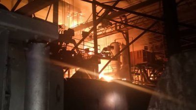 峇株巴辖一间棕油提炼厂周三晚上发生大火，所幸厂内两名保安及时逃生。