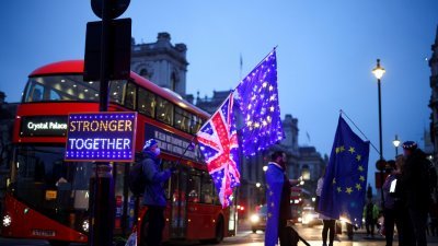 英国脱欧过渡期即将在本月31日结束，英欧的脱欧贸易谈判踏入最后阶段，双方均称可能无法达成协议。这是反脱欧人士周三在伦敦国会大厦外进行示威。（路透社）