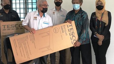 哈山卡林（左2）周六返回巴西古当国会选区，移交援助物资予直落爪哇原住民渔村村民。