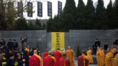 周日是南京大屠杀83周年，也是第7个南京大屠杀死难者国家公祭日。60多名中国僧侣和信众，当天在侵华日军南京大屠杀遇难同胞纪念馆的罹难者名单墙前，举行“世界和平法会”，祭奠死难者，祈祷和平。 