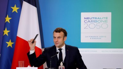 法国总统马克龙在线上出席气候雄心峰会，他表示5年后，法国准备彻底终结对石油开采专案的支持。（路透社）