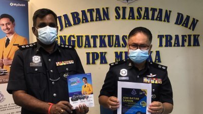 哈山峇斯理（右）指出，甲警方将从本月15日至30日，提供交通罚单折扣50%的优惠，民众受促把握机会，左为甲交警副主任马哈迪温。