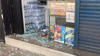 便利店大门遭爆窃，玻璃碎片洒落满地。
