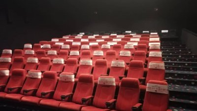 电影院的座位将间中隔开，以确保观众间的安全距离。
