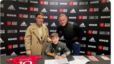 鲁尼夫妻亮相儿子凯（中）签约曼联青训的仪式。身为曼联队史射脚王的鲁尼（右），在社交媒体上发贴为11岁长子感到骄傲。