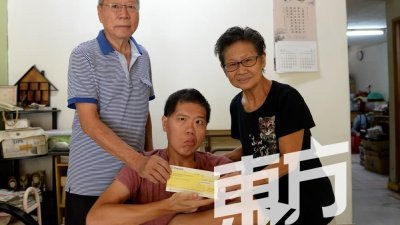 周琰盛（左起）、周靖扬及刘彩凤感谢，《东方日报》读者的捐助，并将善用2万5000令吉作为生活费和医疗费。（摄影：颜泉春）