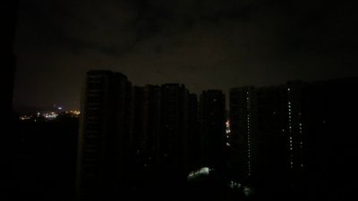 中国广东省广州多区在周一凌晨无预警停电，有网民在微博上载大楼与街道漆黑一片的照片。
