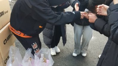 韩国男团iKON前队长金韩彬（B.I）惊喜现身粉丝志愿活动现场，准备饮料和食物答谢粉丝。