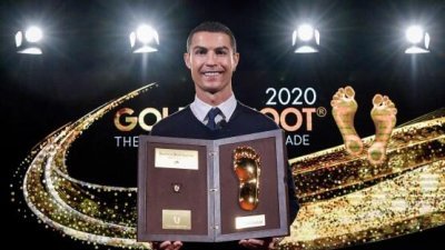 葡萄牙巨星C.罗纳多周日前往摩纳哥蒙特卡洛，领取了2020年金足奖。