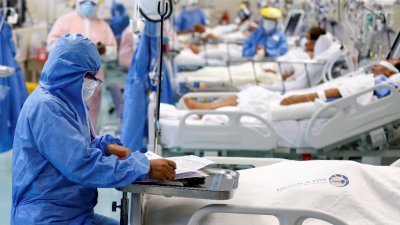 秘鲁新冠肺炎累积确诊病例，当地时间周二超过100万宗。利马Emergencias de Villa El Salvador医院的一名医护人员，当天在病患附近做笔记。