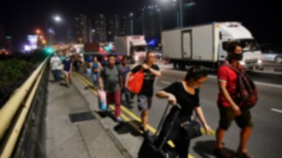 新冠病毒疫情令许多大马客工滞留新加坡工作，也促使他们正视未来规划，决定定居新加坡及申请入籍。(档案照)