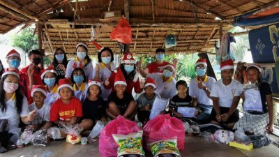 隆旺培才董家教在圣诞前夕走进原住民村献爱心。