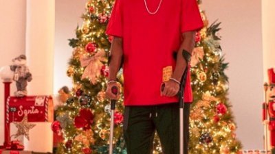 罗德里戈在社交媒体发图，站在圣诞树面前、撑著双拐的巴西人，祝福粉丝圣诞节快乐。