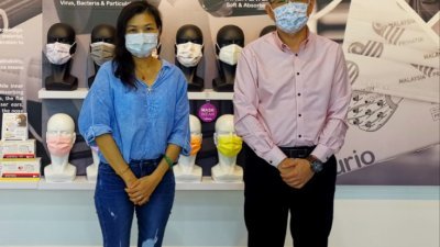 吕玉莲（左起）将2500片口罩移交给积善食物银行计划使用，并由吴祝光接领。