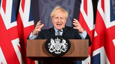 历经长达10个月的谈判，欧盟和英国终于签署脱欧双边贸易协议，有助降低英国脱欧后，对双方的经济冲击。英国首相约翰逊当地时间周四在伦敦的唐宁街首相官邸发表谈话。（路透社）
