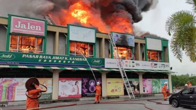江沙一家超市楼周六发生火患，消拯员耗时9个小时才成功把火势扑灭，结束行动。（取自江沙自愿治安公会面书）