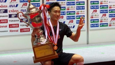 世界一哥桃田贤斗在日本羽毛球全国锦标赛男单决赛逆转击败常山干太，缔造三连冠。