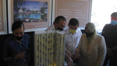 佳日星（左2起）、曹观友和祖莱达观看一马房屋计划的建筑模型。