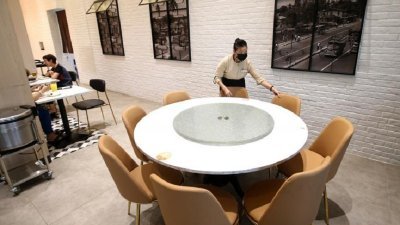 随著新加坡周一迎来病毒阻断措施第三阶段解封，餐馆也换上大桌准备迎客。