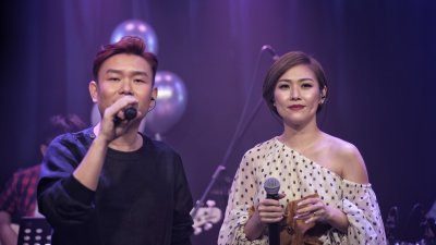 伍家辉和陈依依选择在2020年最后一个星期日举办了夫妻俩今年第一场也是唯一一场的《花花世界》演唱会。