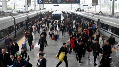 中国2021年春运于下月28日登场，当局为此将严控列车超载率，统筹做好冬春季疫情防控工作，并周密部署疫情防控。图为今年1月9日春运期间，旅客在福州火车站下车出站。（图取自中新社）