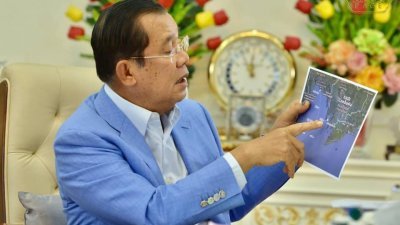 柬埔寨首相洪森在面子书发文并贴图，宣布暹逻湾的油田已成功开采出石油。（图取自面子书）