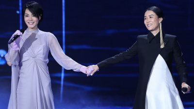 网传那英邀请王菲为《乘风破浪的姐姐2》助阵并献唱主题曲，张柏芝为避嫌而退赛。