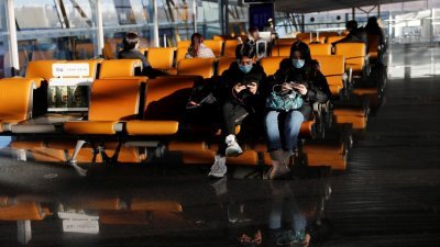 中国民众避免出远门，担心新冠肺炎疫情死灰复燃，北京国际机场周三搭机的乘客寥寥无几。（图取自路透社）