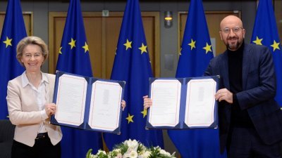欧盟委员会主席冯德莱恩（左起）和欧洲理事会主席米歇尔，在比利时时间周三上午9时30分（大马时间下午4时30分）签署欧盟与英国贸易与合作协议，随后向在场媒体人员展示。（图取自路透社）