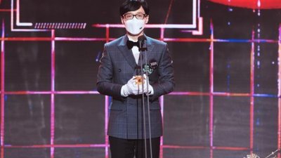 韩国“国民MC”刘在锡在MBC演艺大赏上夺下了他艺人生涯中的第16座大赏奖杯，成了当天收视最高的场面，他暖心的得奖发言也打动了网民。