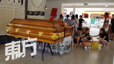 叶冠闻及女儿叶静楦的灵柩设立在莪仑苏丽雅花园住家直到5日举殡。（摄影：张瑞强）