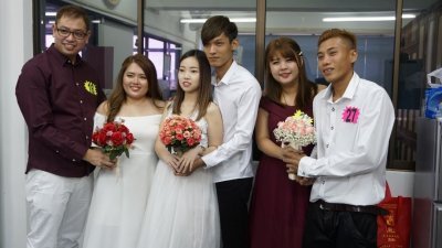 3名同村好朋友一起注册结婚。左起：彭锦豪、陈宝金、张思莉、刘锦权、谢洁莹、郑伟仲 。
