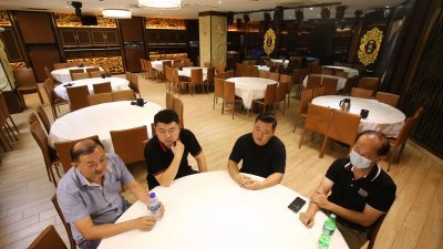 新加坡旅游业受武汉肺炎疫情影响，导游和餐饮业者申诉接下来几个月恐怕将没收入。左起：廖新强、吉广龙、卜亮和林先生。