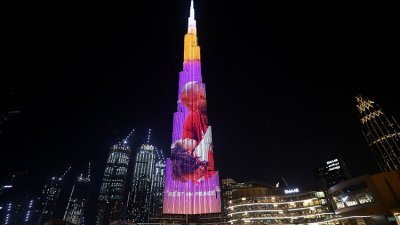 世界最高楼迪拜哈利法塔致敬科比父女，足见科比在世界的影响力。